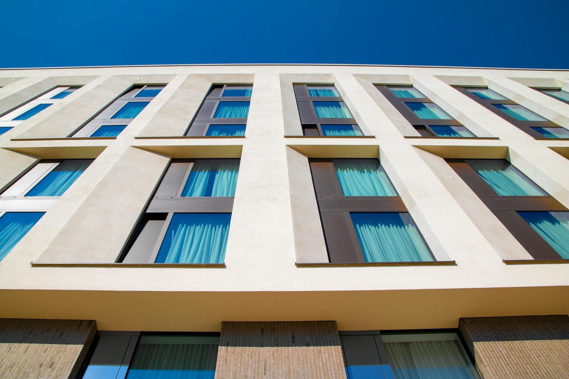 Регулировка и ремонт пластиковых окон в квартире